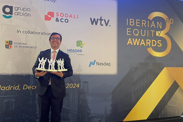 Senhor a receber Prémio - Iberian Equity Awards
